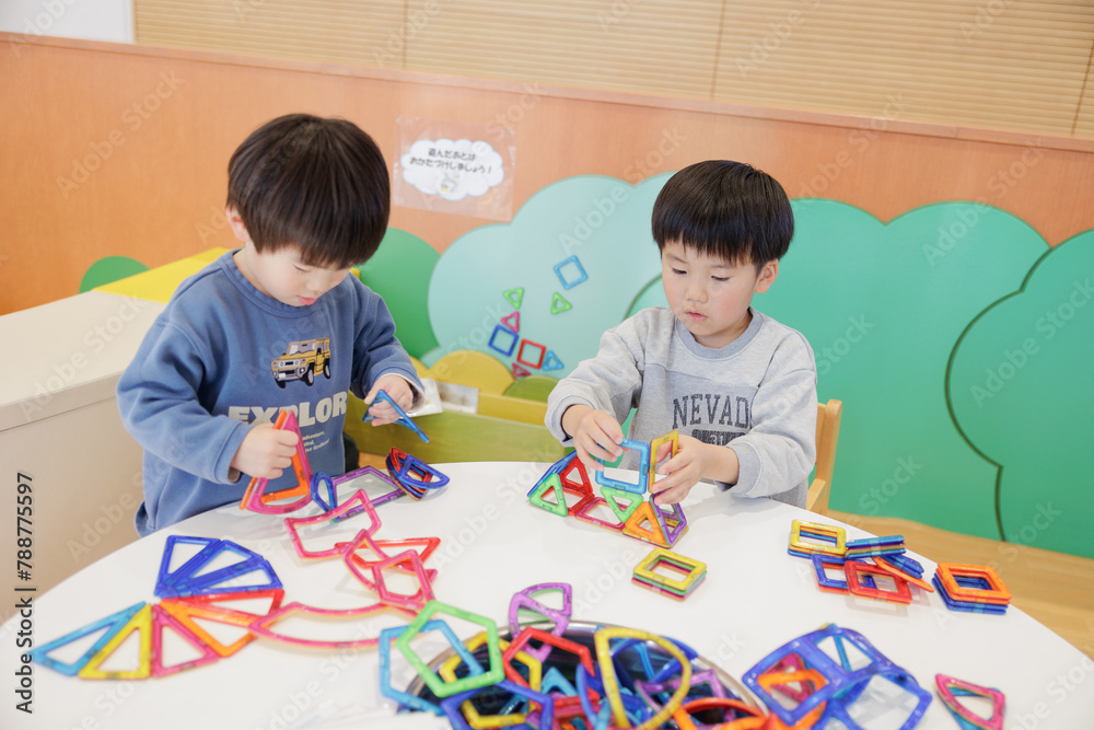 おもちゃで遊ぶ子供 おもちゃで遊ぶ子供