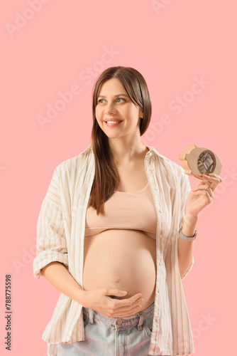 Young pregnant woman with p...