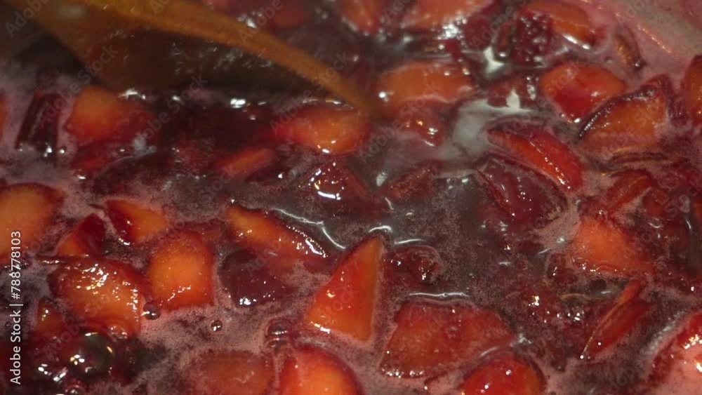 Cocinando mermelada de ciruela Cocinando mermelada de ciruela