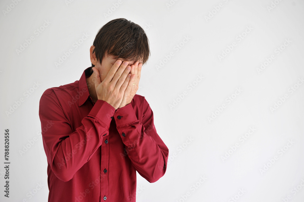 homem de negócios usando camisa social com mãos no rosto , péssimos negócios homem de negócios usando camisa social com mãos no rosto , péssimos negócios