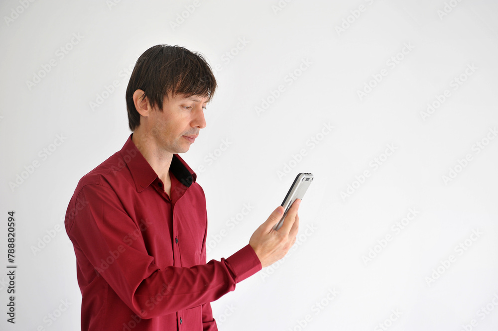homem de negócios usando camisa social segurando celular homem de negócios usando camisa social segurando celular