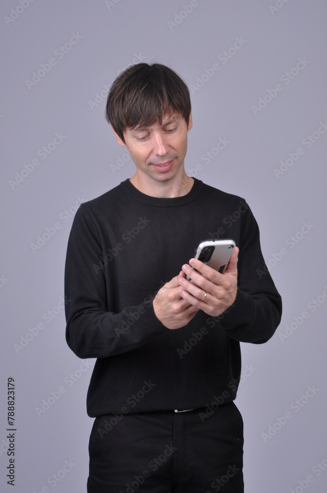 homem de negócios formal usando celular para trabalho homem de negócios formal usando celular para trabalho