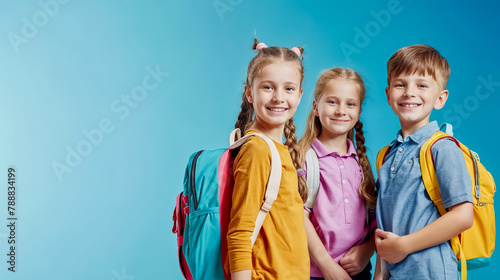 des enfants souriants, pour la rentrée scolaire - fond bleu