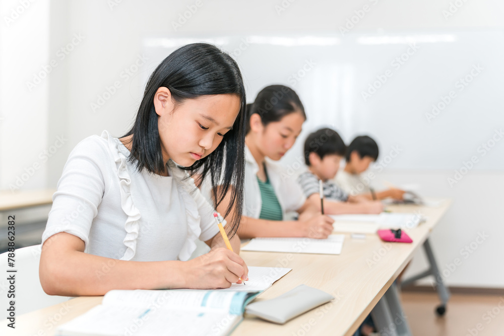 塾・学校・学童で自習・宿題をする小学生・中学生の子供
塾・学校・学童で自習・宿題をする小学生・中学生の子供