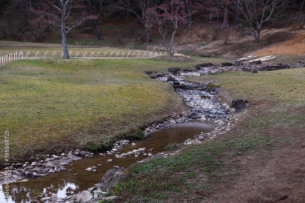浄土庭園。岩手県、平泉の毛越寺。大泉が池に水を入れる遣水。