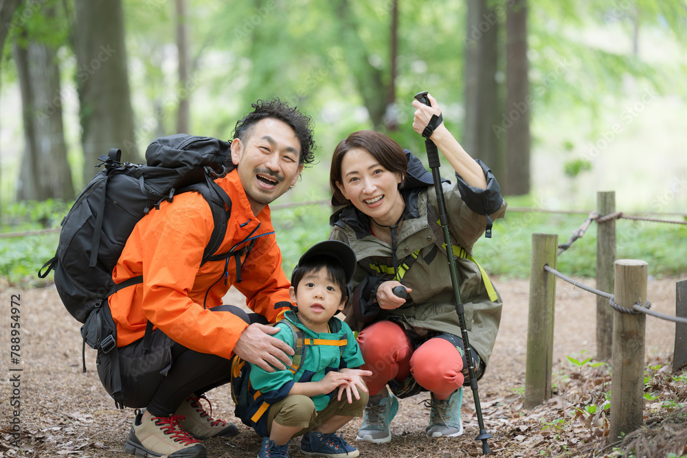 メインビジュアルにも!ハイキングする親子 緑の中登山やトレッキングする家族 夏のレジャーやアウトドアのお出かけのイメージ カメラ目線 メインビジュアルにも!ハイキングする親子 緑の中登山やトレッキングする家族 夏のレジャーやアウトドアのお出かけのイメージ カメラ目線