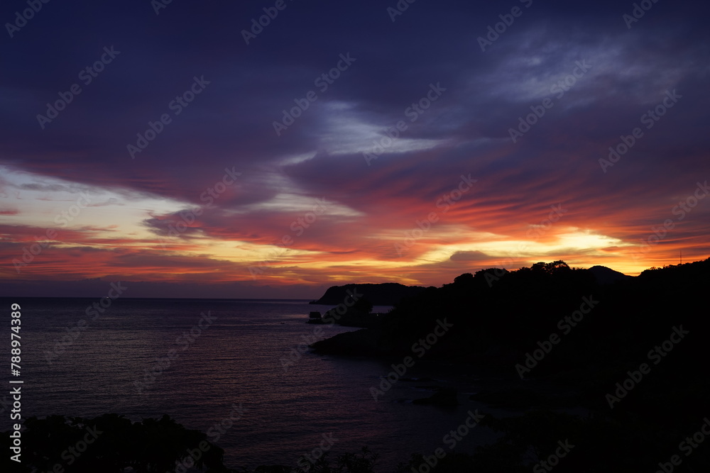 Fototapeta premium 日本海の漁村、夏の夕景