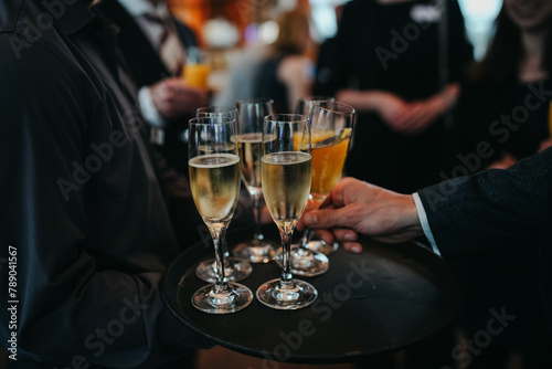Hand greift nach einem Sektglas