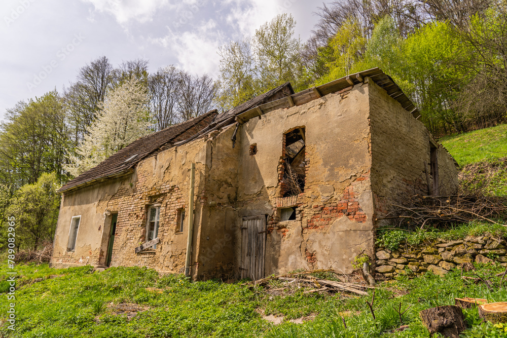 ruiny starego opuszczonego domu w górach, lesie ruiny starego opuszczonego domu w górach, lesie
