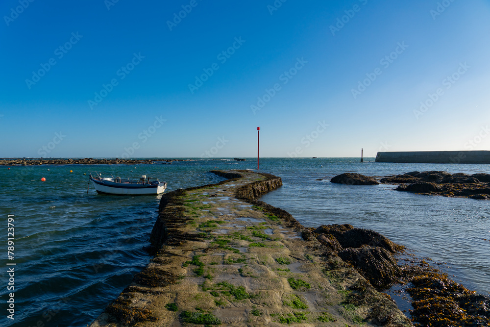 Une barque solitaire amarrée au pied de la jetée, témoignant du calme qui règne à Penmarc'h, Finistère. Une barque solitaire amarrée au pied de la jetée, témoignant du calme qui règne à Penmarc'h, Finistère.