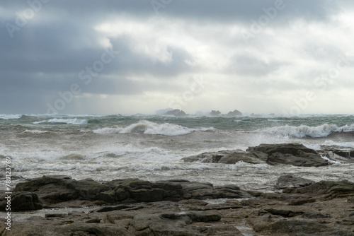 Photos Écume tourbillonnante, ciel plombé, hiver breton rugissant : l'océan en furie, symphonie tumultueuse du Finistère sud