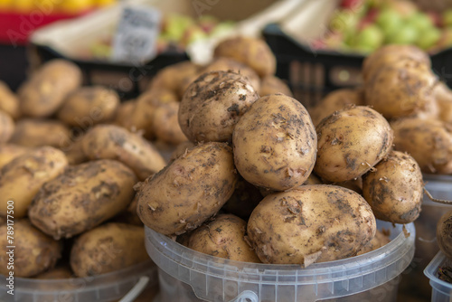 Many potato tubers are sold in the market © potas