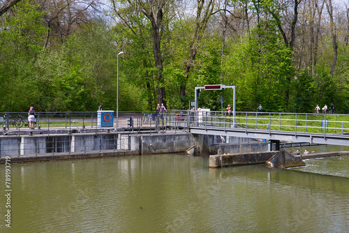 Rudern, Paddeln, Kanu fahren auf der Pleiße an der Schleuße Connewitz, Leipzig, Sachsen, Deutschland © Mark Lämmchen 