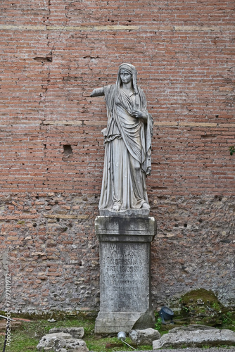 Roma, le antiche rovine e ruderi dei Fori Imperiali e la casa delle Vestali photo