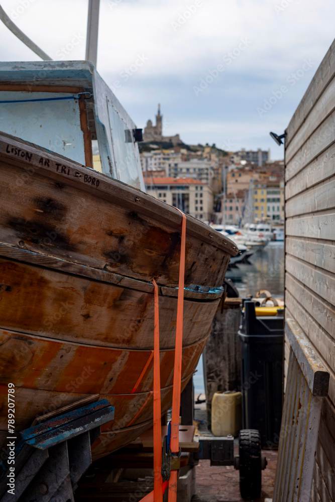 Fototapeta premium Bateau en maintenance dans le Vieux-Port de Marseille