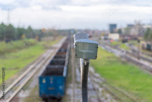 Nowoczesna latarnia LED na węźle kolejowym. Zmodernizowane latarnie oświetlające rejon rozjazdów kolejowych przy hucie. W jesienne popołudnie.