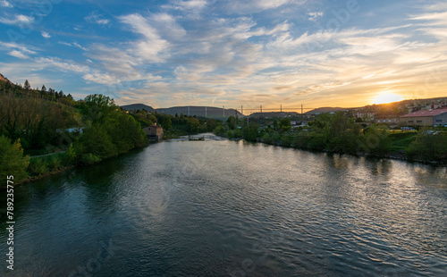 Coucher de soleil sur les rives du Tarn, Millau, Occitanie, France © PhotoLoren