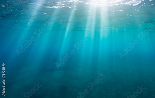 Sonnenstrahlen fallen durch die Wasseroberfläche © pixelschoen