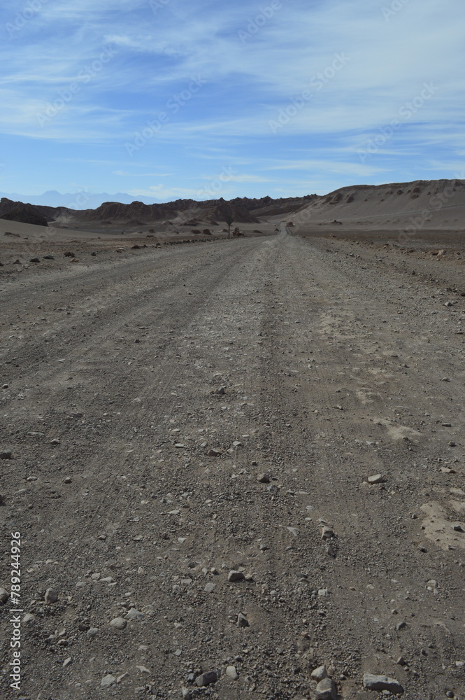Estrada de terra no meio do deserto