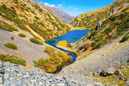 Foto Mountain lake Koksay in the Aksu-Zhabagly Nature Reserve