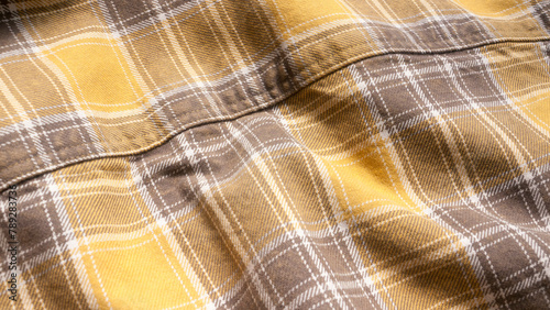 Costura en camisa a cuadros amarilla