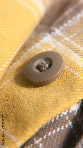 Botón en camisa a cuadros amarillo