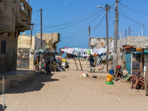du linge sèche suspendu à une corde dans une rue de la vieille ville de Saint louis du Sénégal en Afrique © Pierre