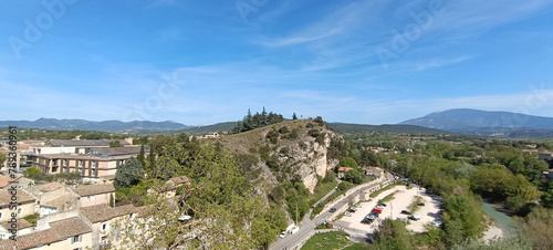 vue de la ville de Vaison la Romaine avec les montagnes en arrière plan.