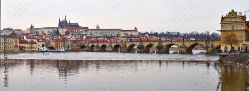 pochmurny dzień w Pradze Most Karola w Pradze - Karlův most Praga, Katedra św. Wita ( Katedrála Sv. Víta ) Zamek na Hradczanach - Pražský hrad