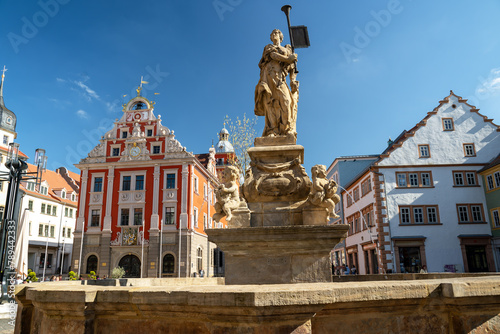 Rathaus und Schellenbrunnen auf dem Hauptmarkt in der Altstadt von Gotha