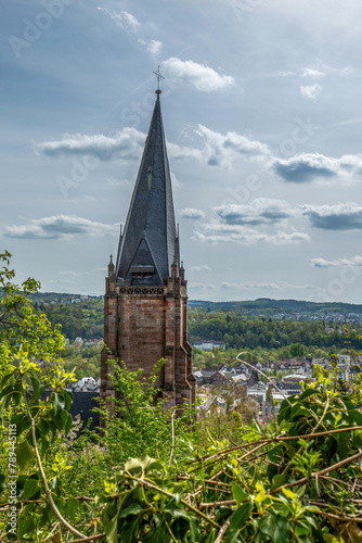 Blick auf den schiefen Turm der Lutherischen Pfarrkirche in Marburg