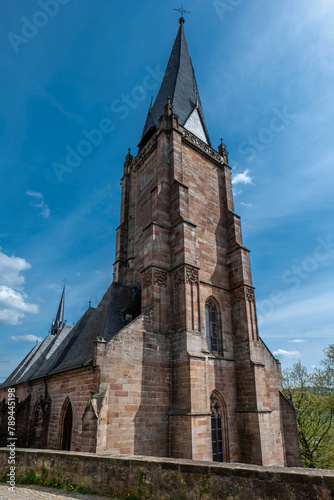 Blick auf den schiefen Turm der Lutherischen Pfarrkirche in Marburg