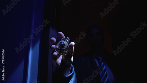 Foto Police officer shows a badge during the arrest of a criminal, enforcing the law