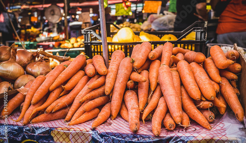 Obraz na płótnie carrots in a market w salonie