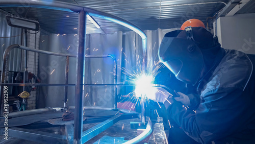 welder in the production of metal structures