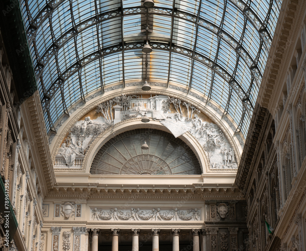 Campania,  Napoli, Campania,  Napoli, Galleria Umberto, Le muse napolitane, tetto con vetrata, L'interno della galleria è costituito da due strade che si incrociano ortogonalmente