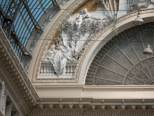 Campania,  Napoli, Galleria Umberto, L'interno della galleria è costituito da due strade che si incrociano ortogonalmente