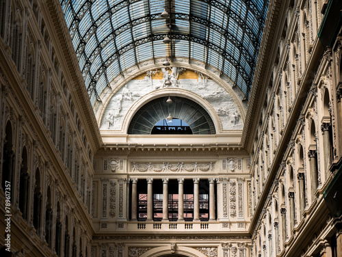 Campania,  Napoli, Galleria Umberto, Vista interna, costituito da due strade che si incrociano ortogonalmente