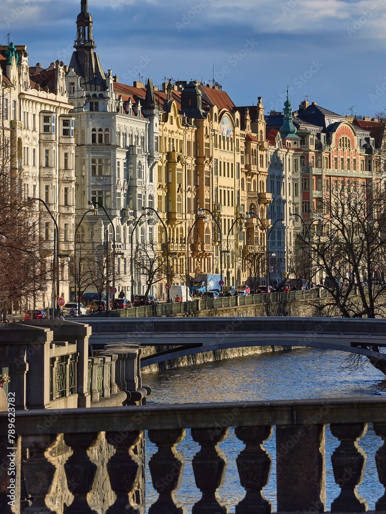Naklejka premium Kolorowe kamienice nad rzeką w Pradze