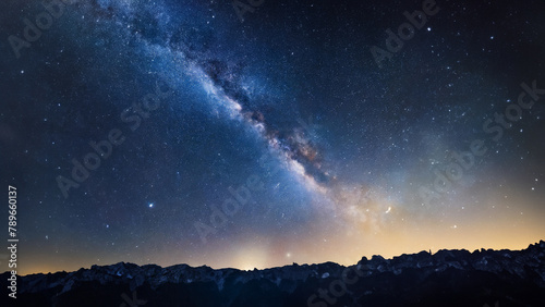 Atemberaubender Nachthimmel: Milchstraße über schneebedeckten Bergen photo