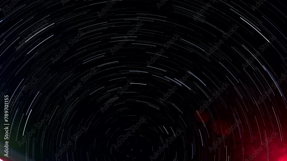 video time-lapse nocturno con efecto de estela de estrellas 