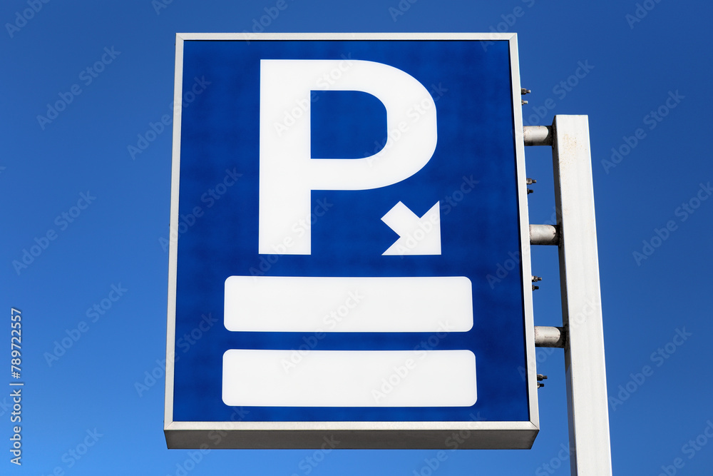 Parkplatz Schild mit Pfeil und Textfreiraum zum Parken Parkhaus Richtung Parkplatzschild Parkplatz Schild mit Pfeil und Textfreiraum zum Parken Parkhaus Richtung Parkplatzschild