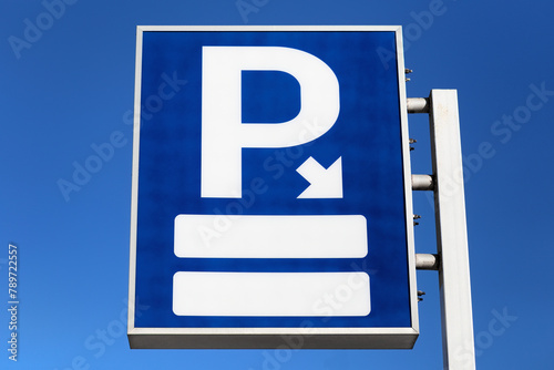 Parkplatz Schild mit Pfeil und Textfreiraum zum Parken Parkhaus Richtung Parkplatzschild