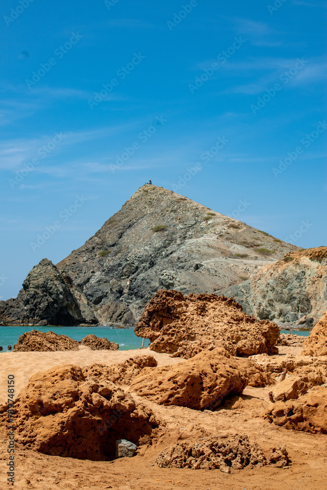 una montaña rocosa llamada pilon de azucar, al norte del cabo de la vela, en colombia, lugar hermoso desde donde se tiene un vsita espectacular de los alrededores una montaña rocosa llamada pilon de azucar, al norte del cabo de la vela, en colombia, lugar hermoso desde donde se tiene un vsita espectacular de los alrededores