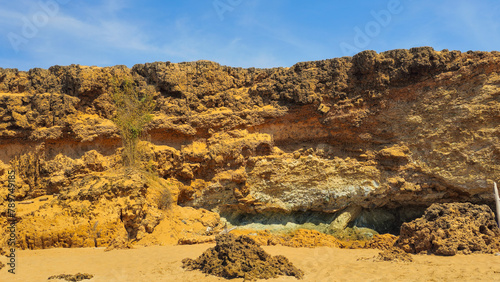 rocas en las playas de pilon de azucar, cerca al cabo de la vela, colombia. son formaciones rocosas al parecer de origen volcanico que llegan casi hasta el mar en este lugar.