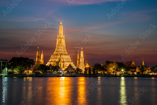 Wat Arun Ratchawararam in Thailand © applechu