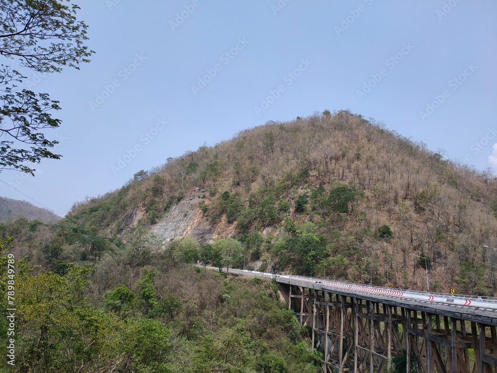 Obraz premium bridge in the mountains