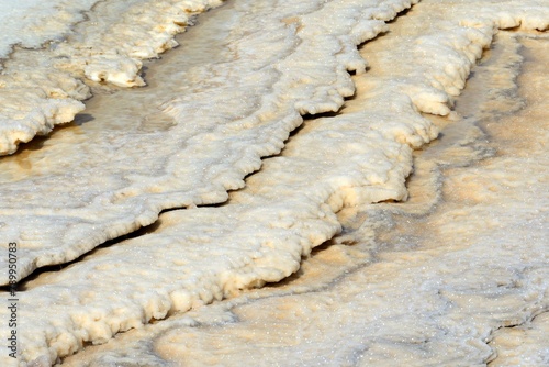 Capas de sal en la orilla del Mar Muerto, Jordania