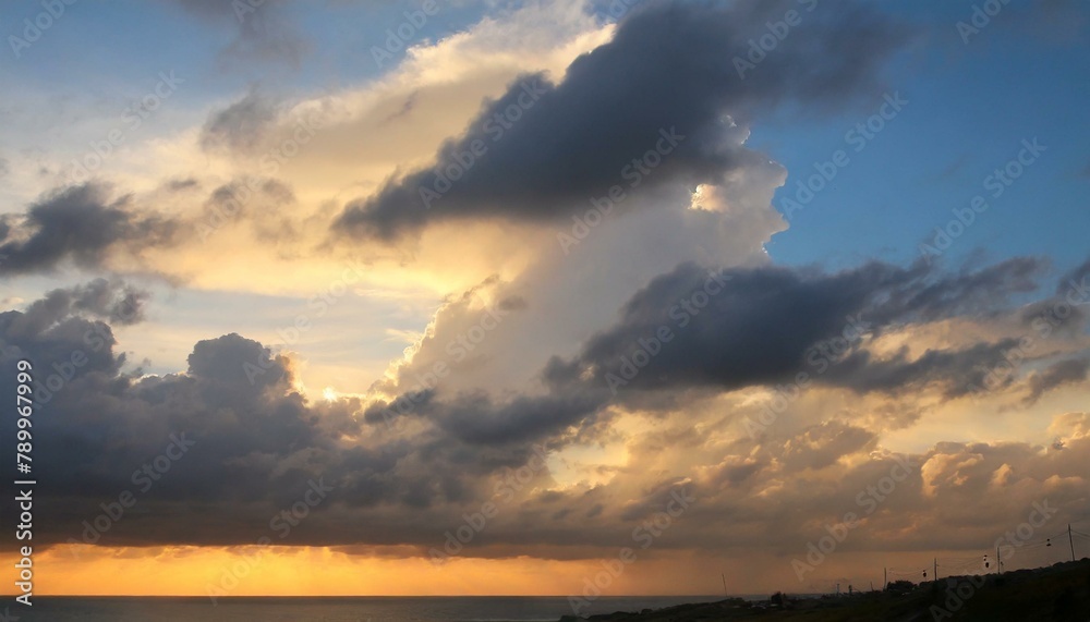 Obraz premium Sunset in a cloudy day 