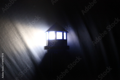 Das Licht in der Nacht- der Leuchtturm am Strand